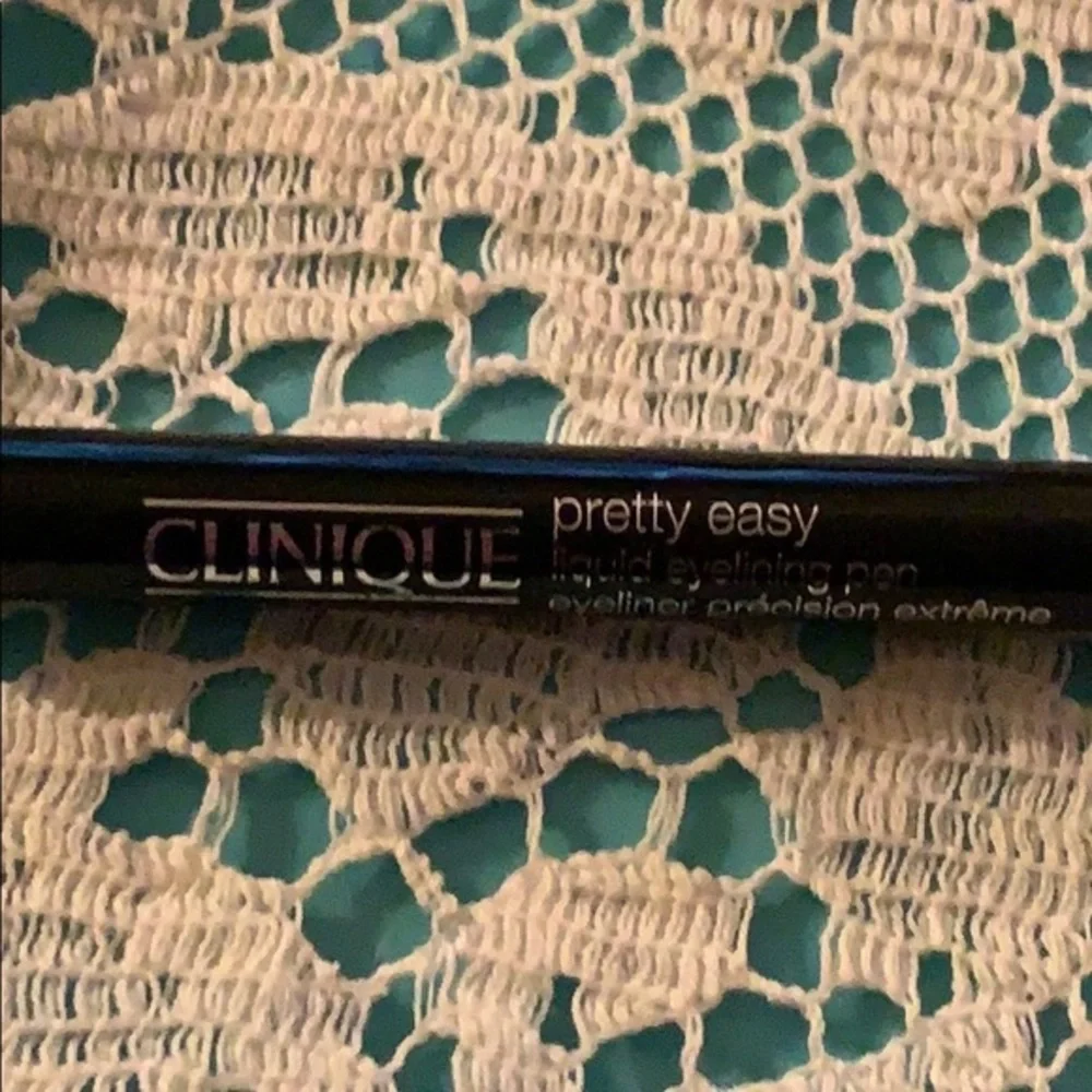 Clinique Pretty Easy Liquid Eyeliner Pen 0…